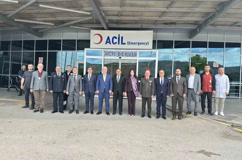 Çankırı’da protokol üyeleri, bayramda çalışan kurum personelleriyle bayramlaştı