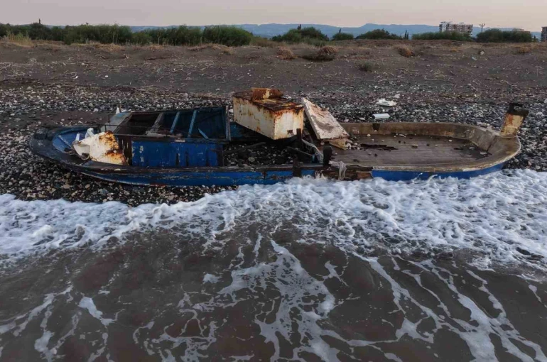 Caretta cerattaların yuvalama alanındaki kıyıya batık tekne vurdu