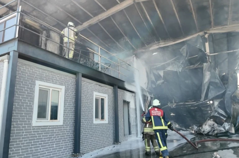 Çatalca’da kimyasal madde dolu iş yerinde yangın: 1 kişi yaralandı