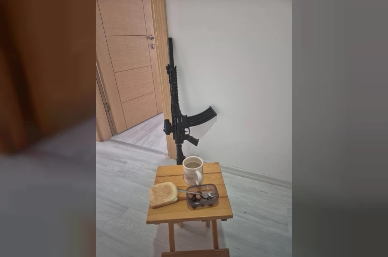 Çatalca’da silahlı şahıs kendisini eve kapattı 