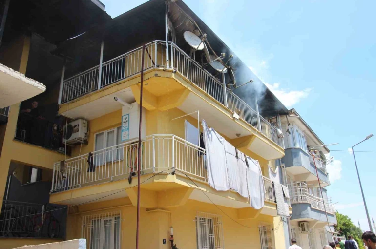 Çatı katında çıkan yangında 3 bina zarar gördü 