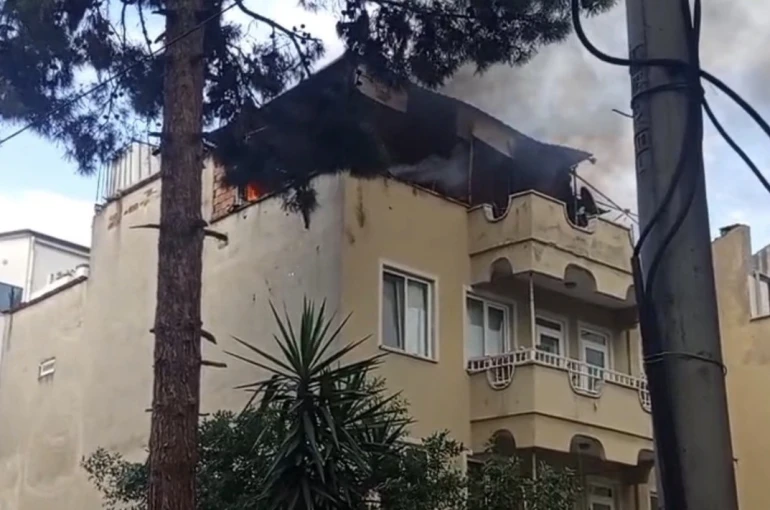 Çatı yangını mahallede paniğe neden oldu