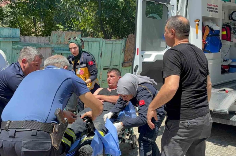 Çatı yangınına müdahale ederken bir alt kata düşen itfaiyeci yaralandı