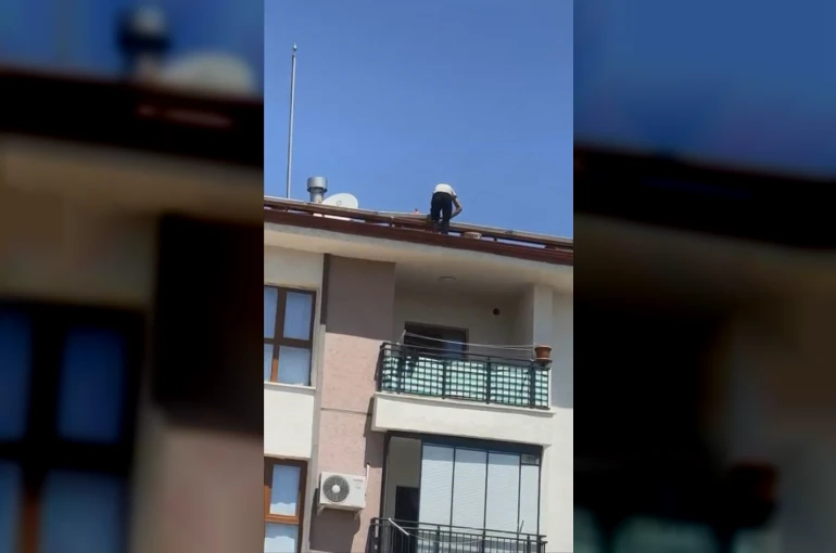Çatıdaki tehlikeli çalışma kameraya yansıdı