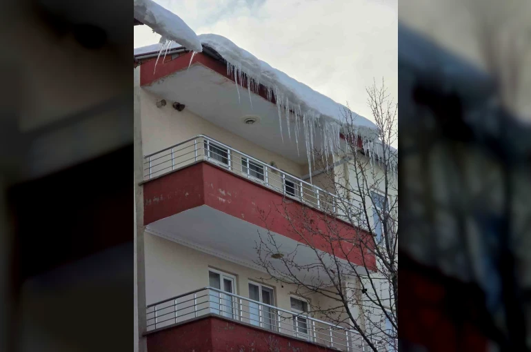 Çatılardaki buz kütleleri tehlike saçıyor