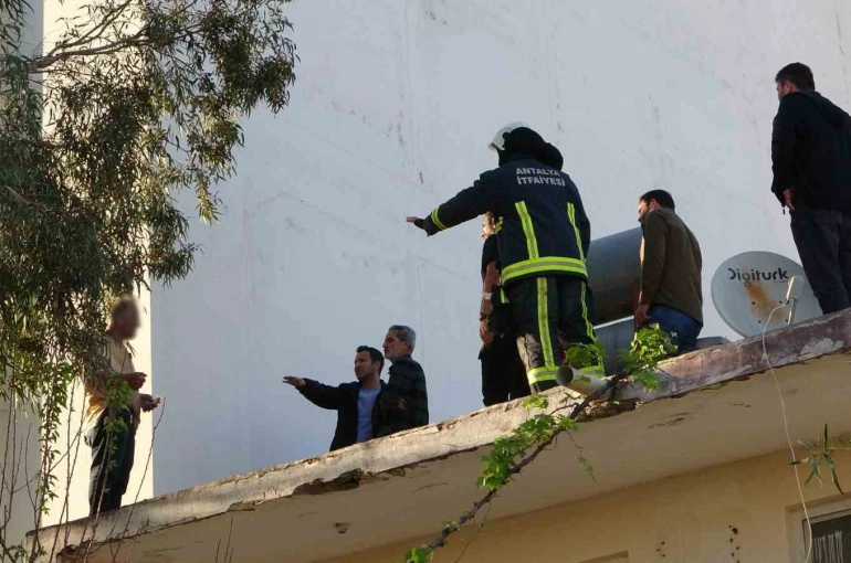 Çatıya çıkıp üzerine benzin döktü gazeteci oyaladı polis yakaladı