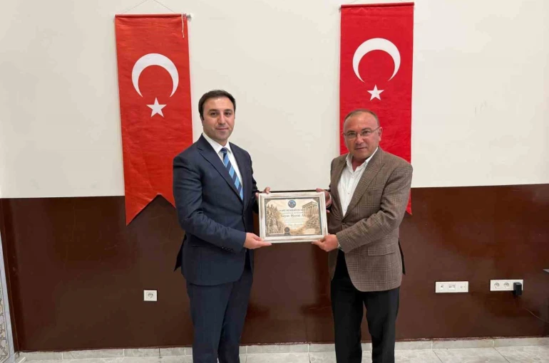 Çavdarhisar Kaymakamı Murat Ak’a Fahri Hemşehrilik Beratı 