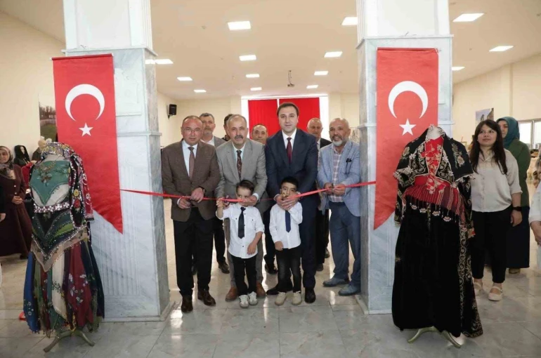 Çavdarhisar’da yılsonu sergisi açıldı