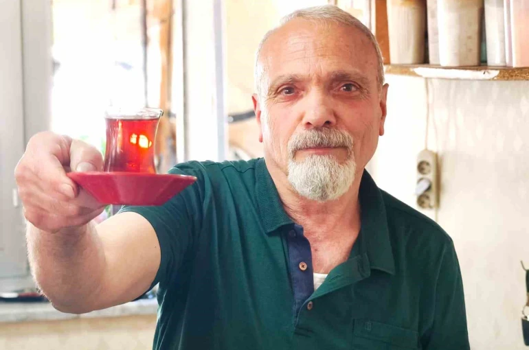 Çay demlerken şiir yazıyor: 40 yıllık çaycı şiirleriyle gönül ısıtıyor 