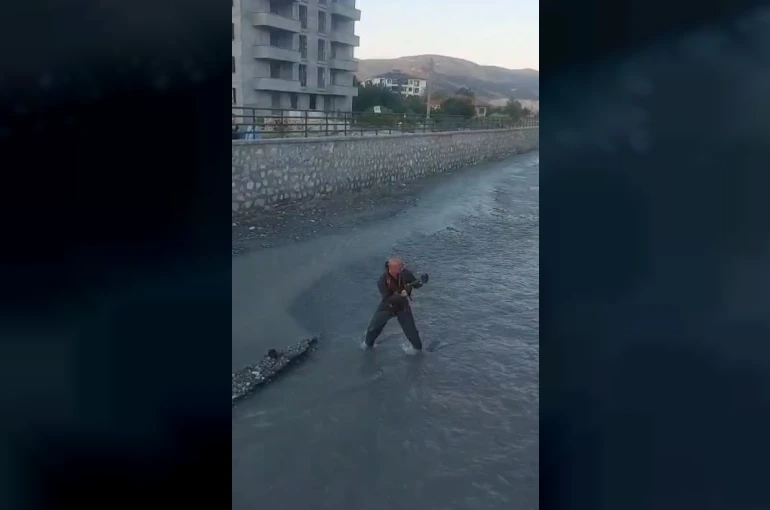 Çaya düşen yavru kediyi Turhal itfaiye ekipleri kurtardı