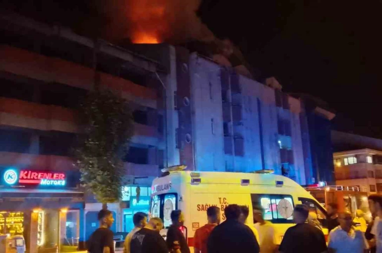 Çaycuma’da 4 katlı binanın çatısında yangın