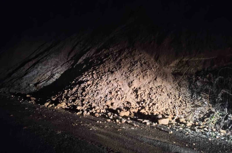 Çaycuma’da heyelan trafik akışını durdurdu