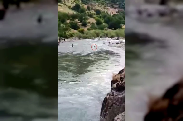 Çayda kaybolmuştu, akıntıya kapıldığı anlar kameraya yansıdı