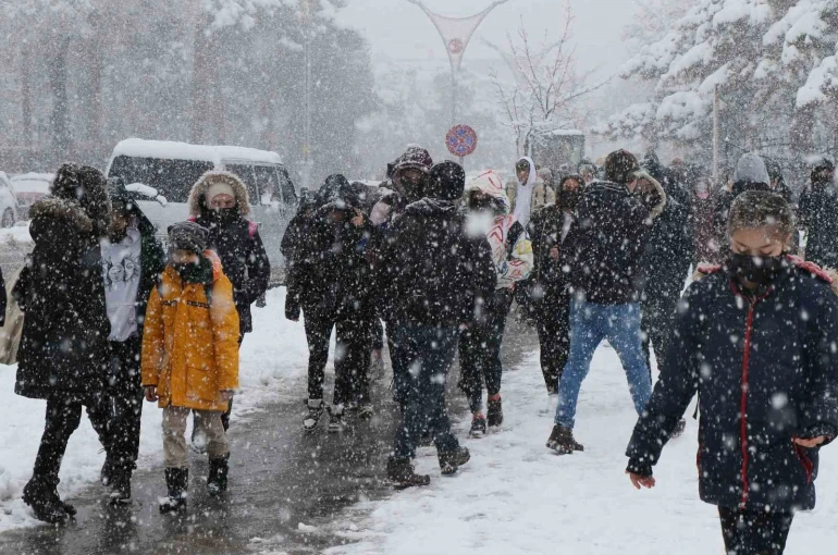 Çayırlı ve Kemah ilçelerinde eğitime bir gün ara verildi