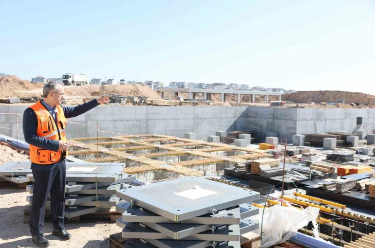 Çayırova Devlet Hastanesi inşaatında deprem izolatörlerinin montajına başlandı