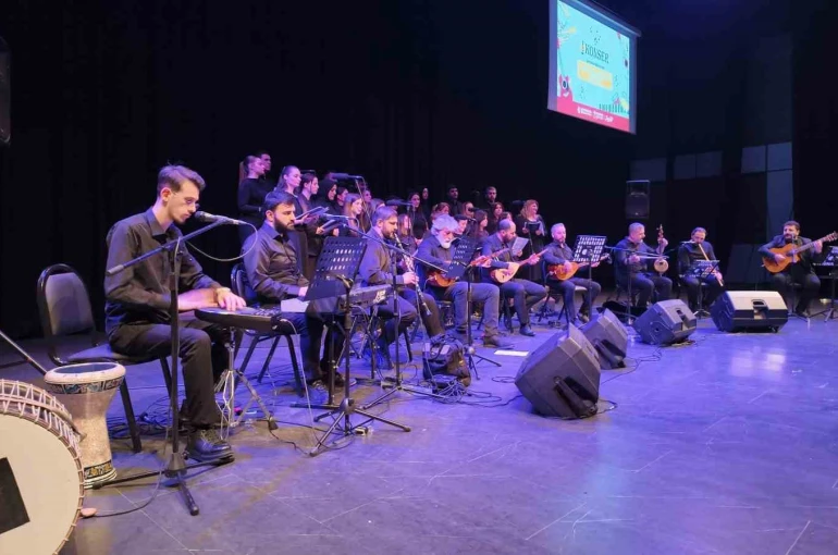 Çayırova’da Türk Halk Müziği Korosu konser verdi