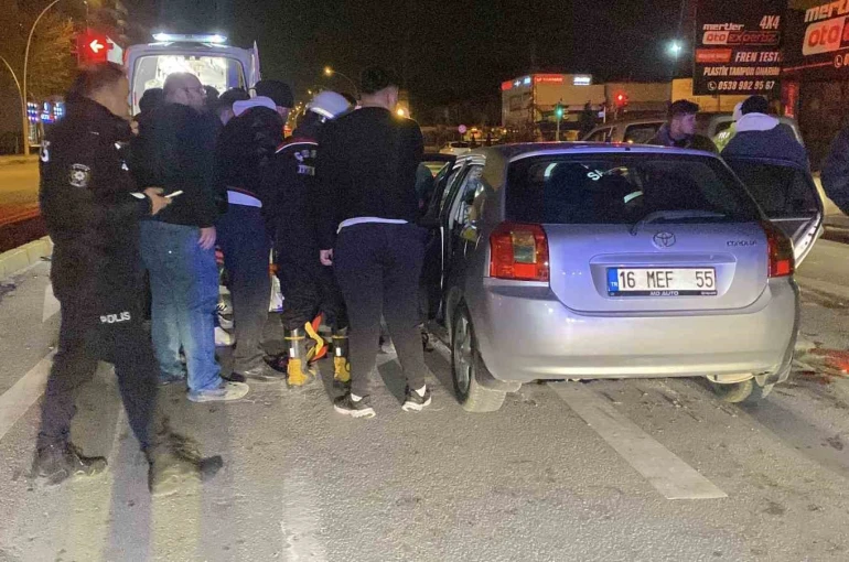 Çekici ile çarpışan otomobil hurdaya döndü: Ekipler yaralı sürücü için zamanla yarıştı