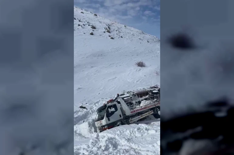 Çekici taşıdığı araç ile şarampole devrildi