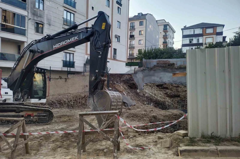 Çekmeköy’de istinat duvarı yıkılan inşaatın yanındaki 5 katlı bina boşaltıldı