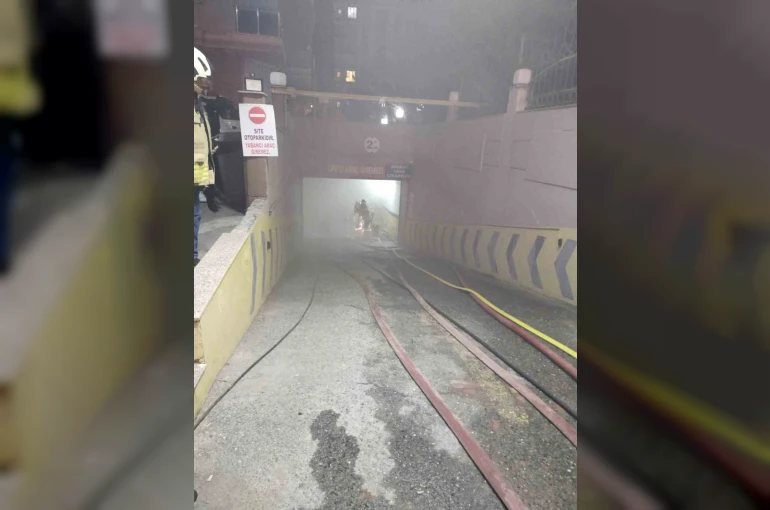 Çekmeköy’de park halindeki araçta yangın çıktı