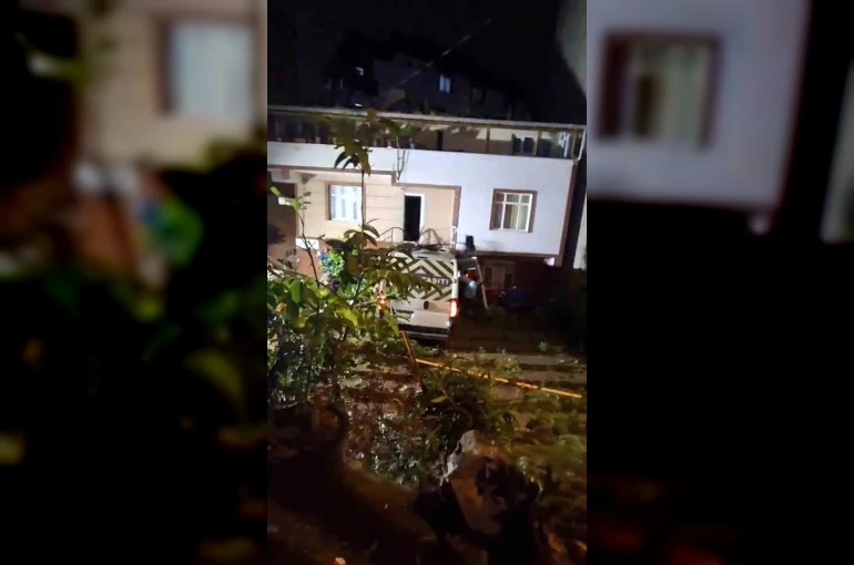 Çekmeköy’de servis minibüsü evin bahçesine uçtu: 1 yaralı