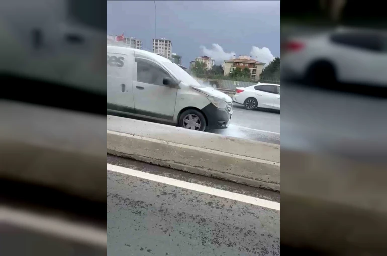 Çekmeköy’de yanan otomobil vatandaşların müdahalesiyle söndürüldü