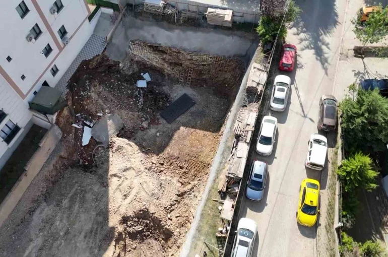 Çekmeköy’de yıkılan istinat duvarı havadan görüntülendi