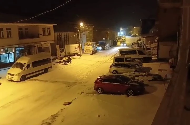 Çelikhan ilçesinde kar yağışı
