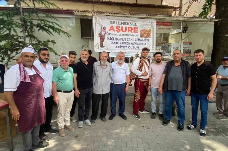 Cemaat ve esnaflar imece usulü ile hazırladığı 2 bin kap aşureyi dağıttı