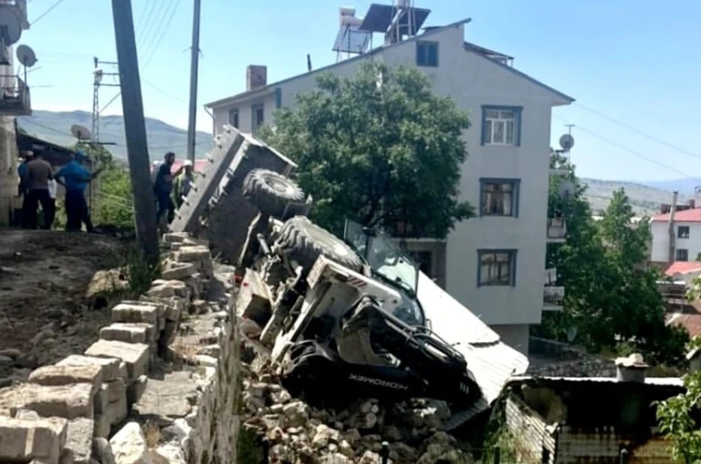 Çemişgezek’te iş makinesi devrildi