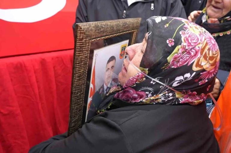 Cenazede yürek burkan feryat, anne şehit oğlunun fotoğrafına sarıldı: "Kurban olurum sana"