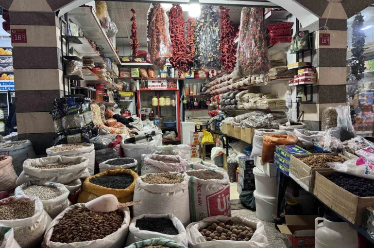 Çermik kuruyemiş pazarına yoğun ilgi