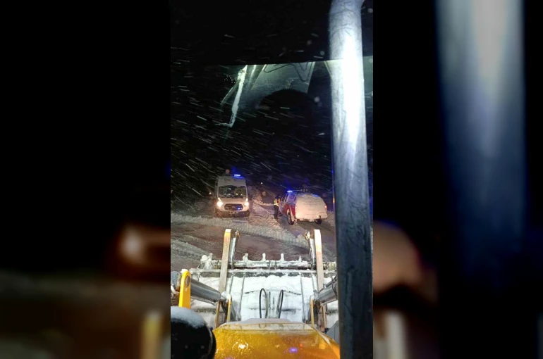 Çermik’te karda mahsur kalan ambulans kurtarıldı