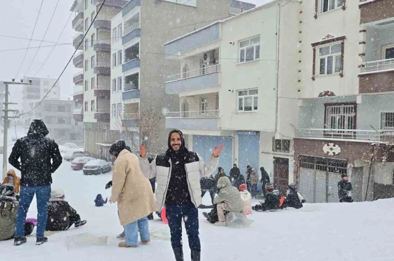 Çermik’te karın yağışına en çok çocuklar sevindi