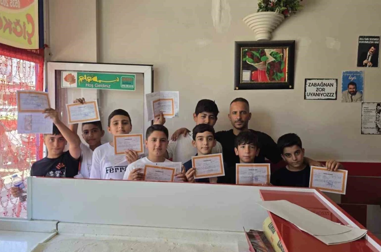 Çermik’te takdirini alan öğrenciler dürümcüye koştu