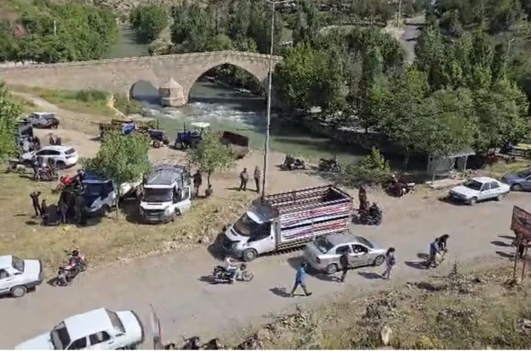 Çermik’te tarihi köprü yanında hayvan pazarı kuruldu