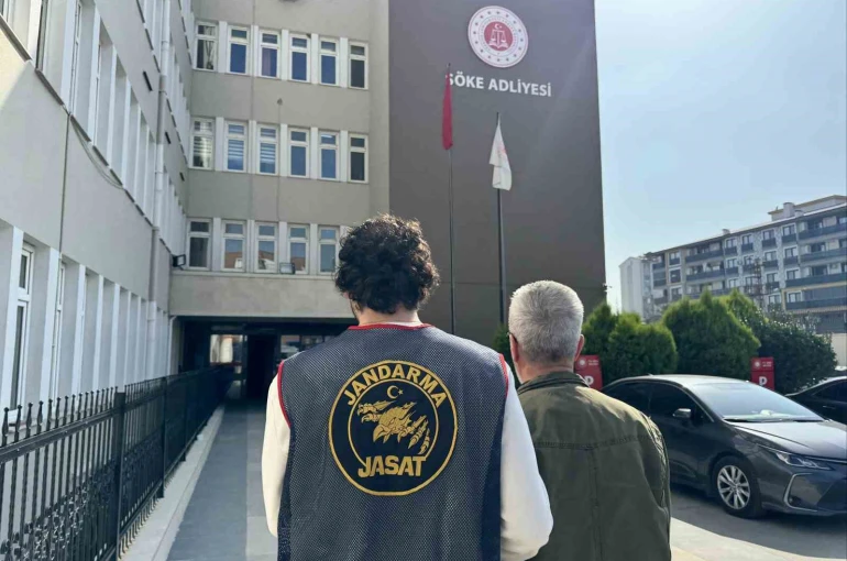 Çeşitli suçlardan aranan şahıslar jandarmadan kaçamadı