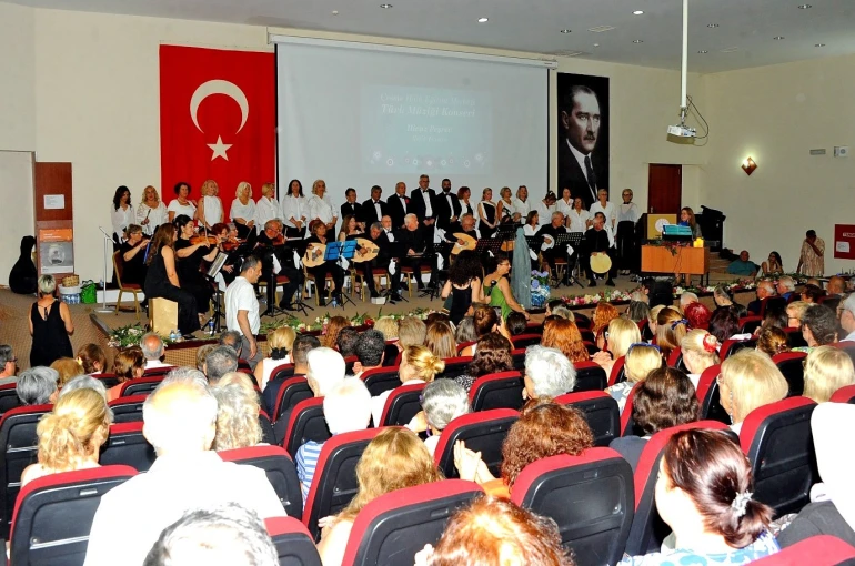 Çeşme Halk Eğitim Merkezi’nden yıl sonu konserinde müzik ve sanat şöleni