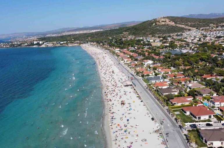 Çeşme’de bayram tatilinde nüfus 1 milyona dayandı, yüz binlerce araç akın etti