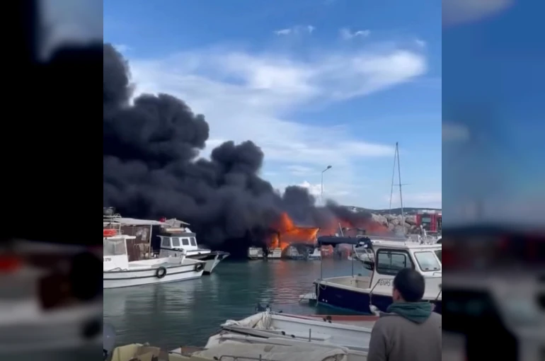 Çeşme’de korku dolu anlar: Tekneler alevlere teslim oldu