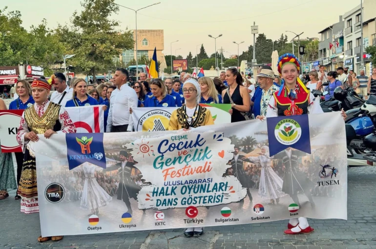 Çeşme’de uluslararası halk dansları şöleni