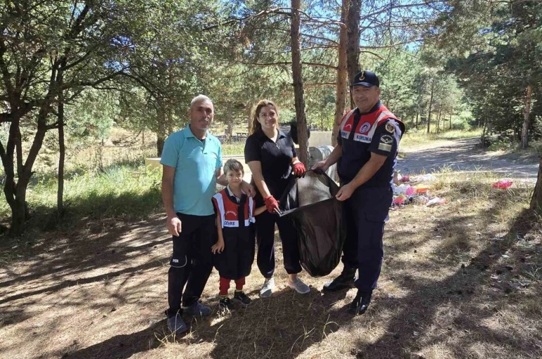 Çevre kirliliğine duyarsız kalmadılar, jandarma ile çevre temizliği yaptılar