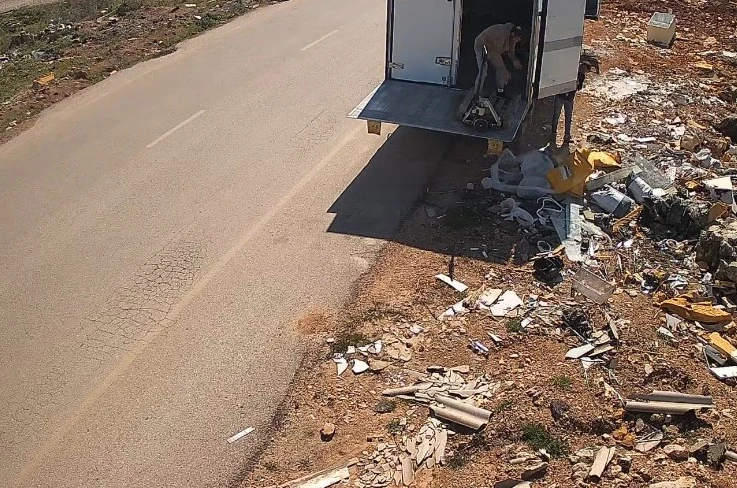 Çevreyi kirletenler fotokapan kamerasına böyle yakalandı