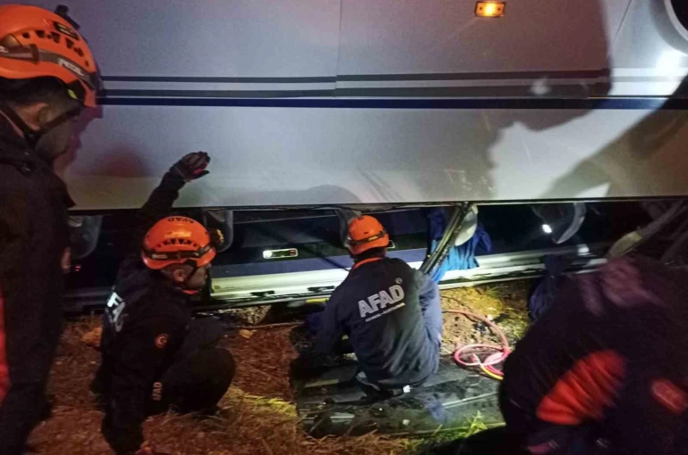 Ceza infaz kurumuna ait servis aracı devrildi: 16 yaralı
