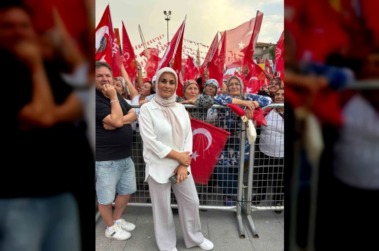 CHP Aksu Kadın Kolları Başkanı Menzil Çakmak görevinden istifa etti