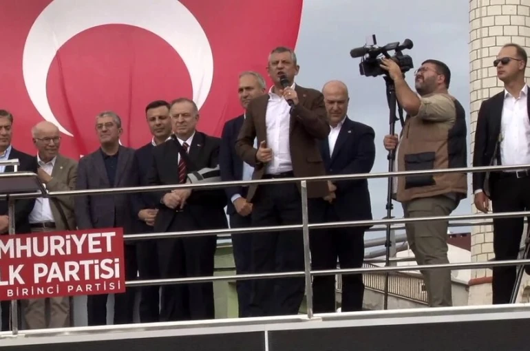 CHP Genel Başkanı Özel adliye önünde açıklamalarda bulundu
