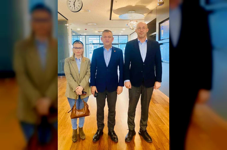 CHP Genel Başkanı Özel Ortaklar çöp şişini es geçmedi