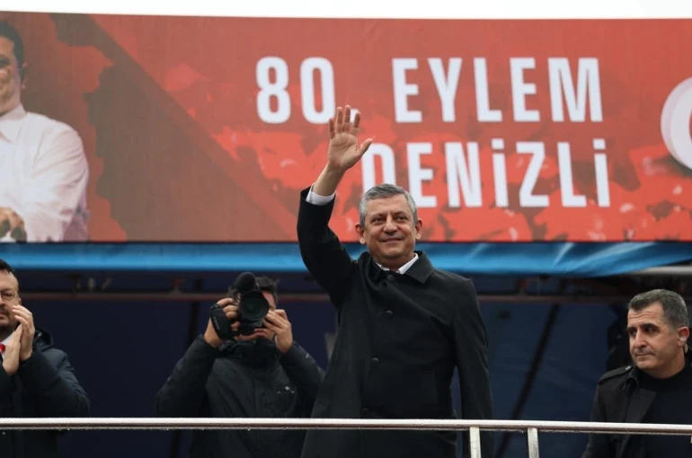 CHP Genel Başkanı Özel: "Seçim sath-ı mailindeyiz, kapı kapı gezmeye var mısınız?"