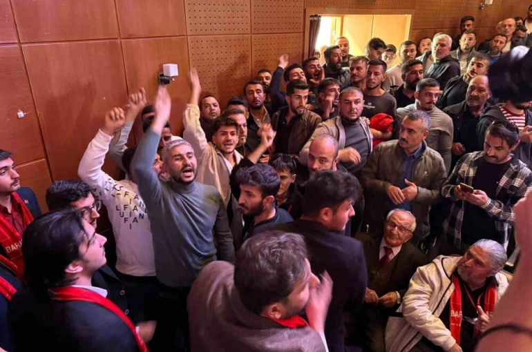CHP İl Kongresi’nde yumruklar havada uçuştu