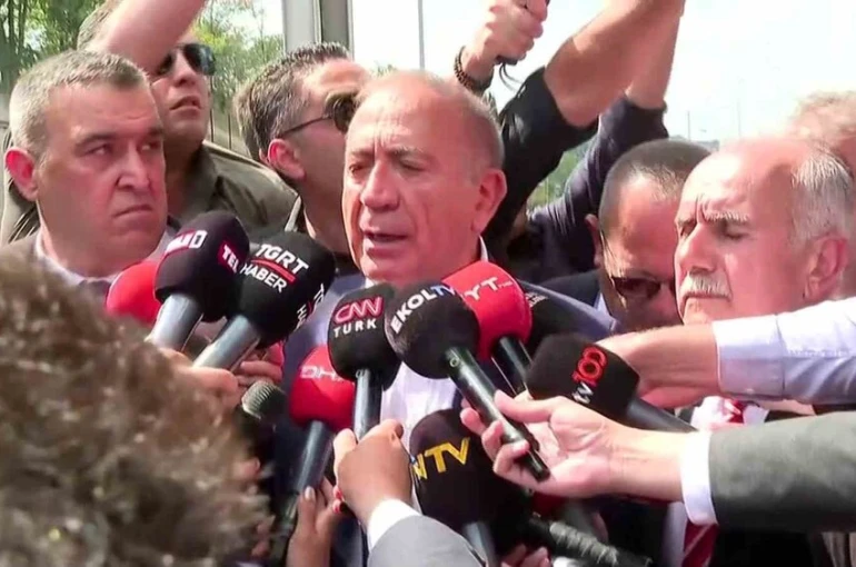 CHP İstanbul İl Başkanlığına gelen Gürsel Tekin’e su şisesi fırlattılar